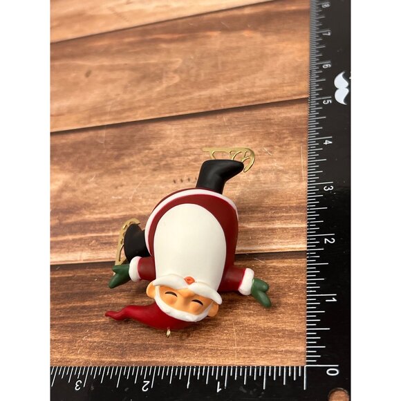 2013 HALLMARK KEEPSAKE ORNAMENT AD8000 SKATING SANTA BY JULIE FORSYTH ICE SKATE - Picture 8 of 8